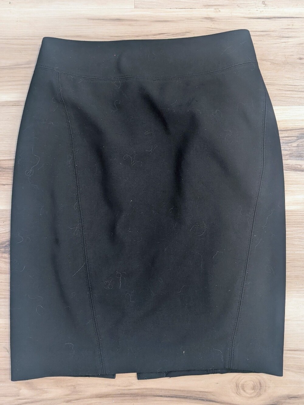 The Loft Women's Black zippered skirt w back slit Sz 4 Hits @ the knee. Like New